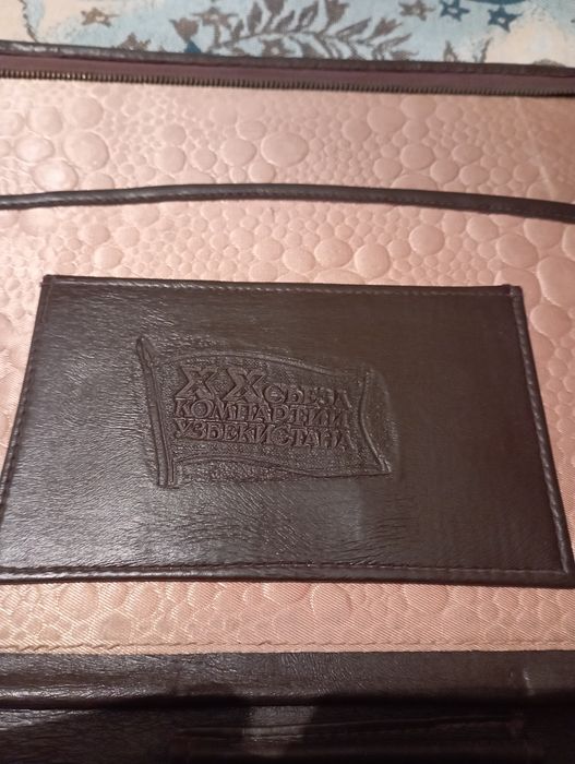 Кожаная папка для бумаг и документов