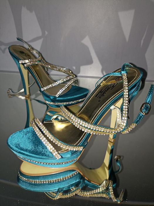 Pantofi/sandale noi.