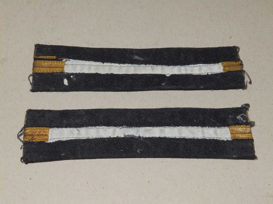 Стари предмети на различни цени, кутия, пагони, шише