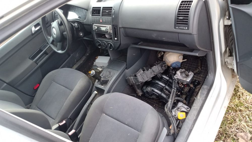 Vând pt.piese sau piese Volkswagen polo și Dacia Logan,cârlig,jante