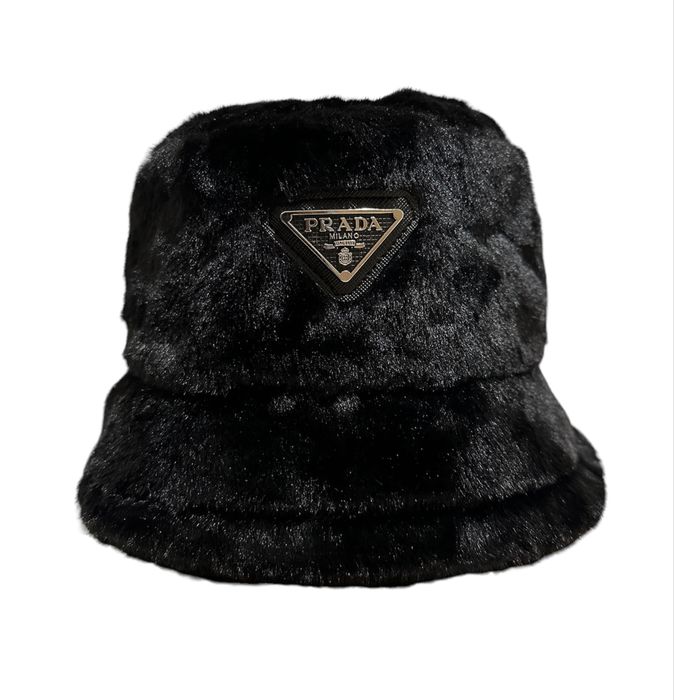 Пухена зимна шапка тип идиотка