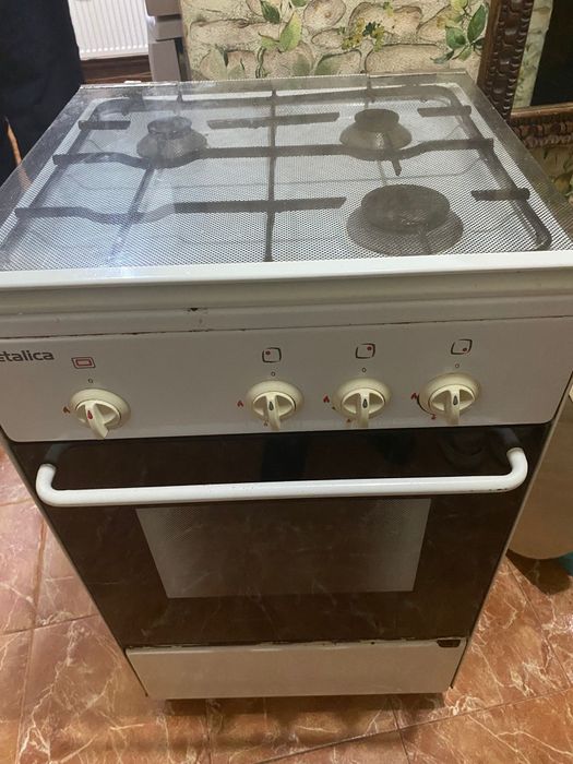 De vânzare aragaz trei ochiuri și cuptor gaz în  stare bună