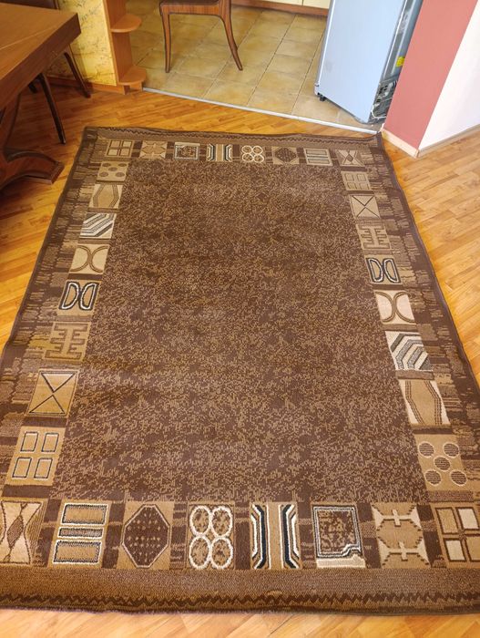 Продавам мокетен килим