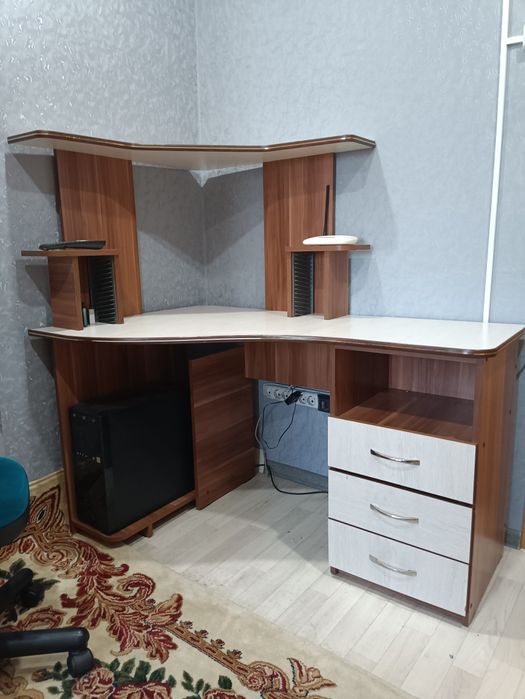 Продам компьютерный стол