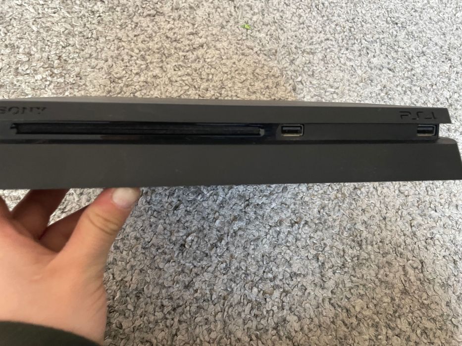 Vand PS4   - stare buna cu o maneta plus incarcator de maneta, doua cabluri, cadou jocurile(Fifa 2023, Minecraft, Grand THEFT auto,plus altele)