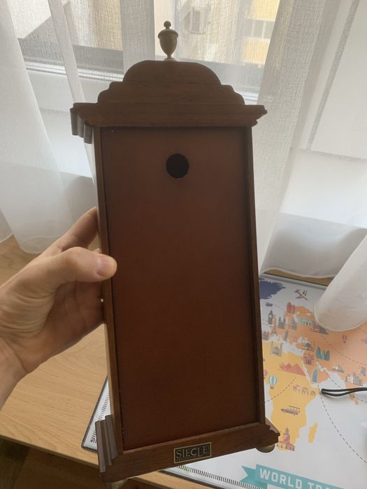 Старинен стенен часовник с термометър