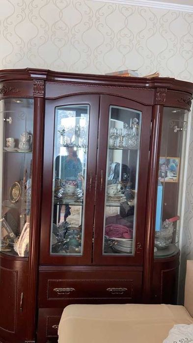 Сервант в хорошем состоянии