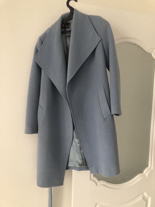 Пальто голубого цвета