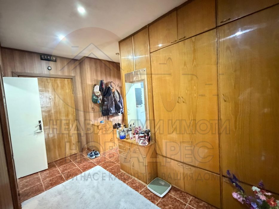 Многостаен Тухлен Апартамент с Гараж ,Газифициран и Обзаведен ,Център