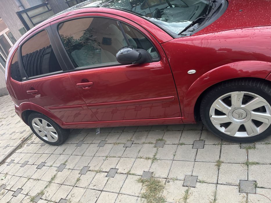 Masina este 1.6 benzina este automata ful