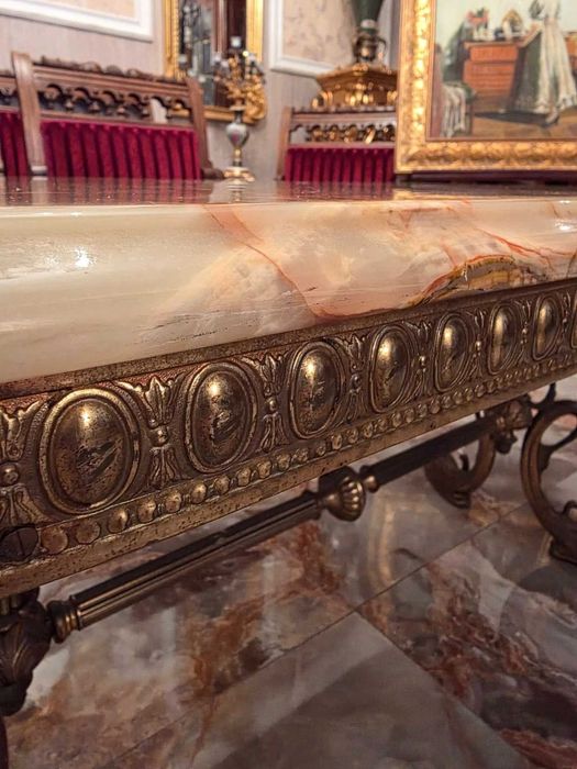 Masă de salon, vintage cu blat din onix și picioare din bronz masiv