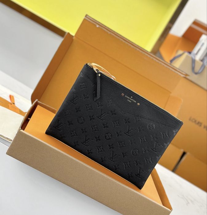 Louis Vuitton клъч / несесер