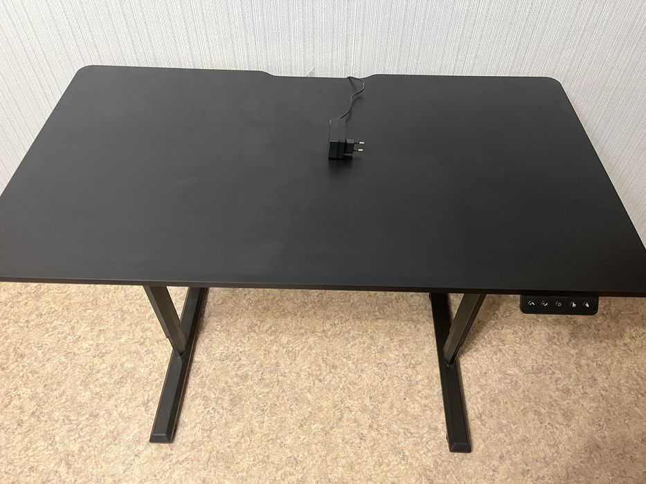 Стол с подьемным механизмом