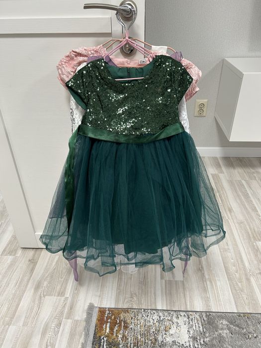 Продам недорого детские куртки, платья