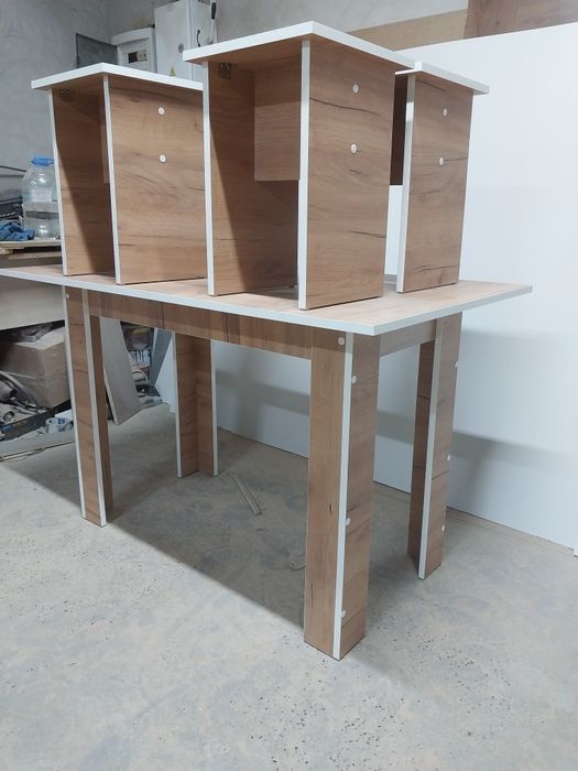 Куханый стол с табуретками