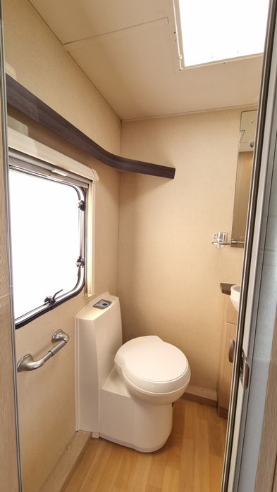 Rulota Swift Sterling Europa 550, An 2010, 2 zone, Pat matrimonial, Baie dus separat, off camping