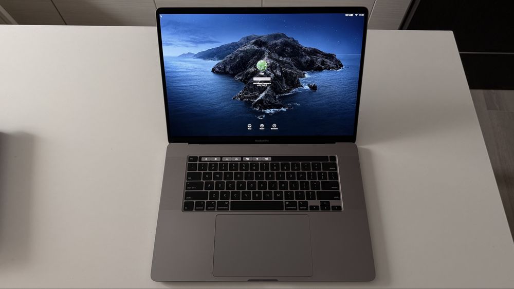MacBook Pro 16” 2019 – i9 / 32GB RAM – stare foarte bună