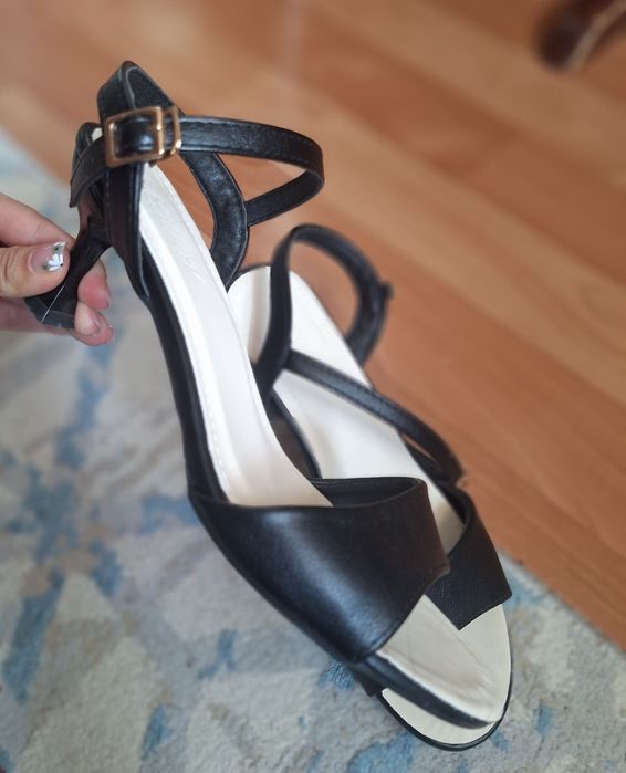 Продам  босоножки