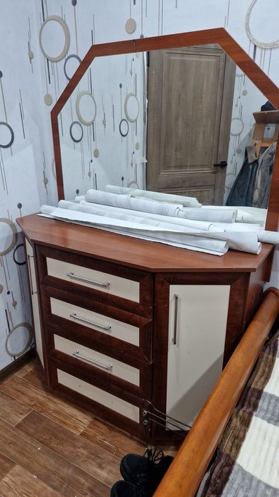 Продам  кровать с тумбочками +комод