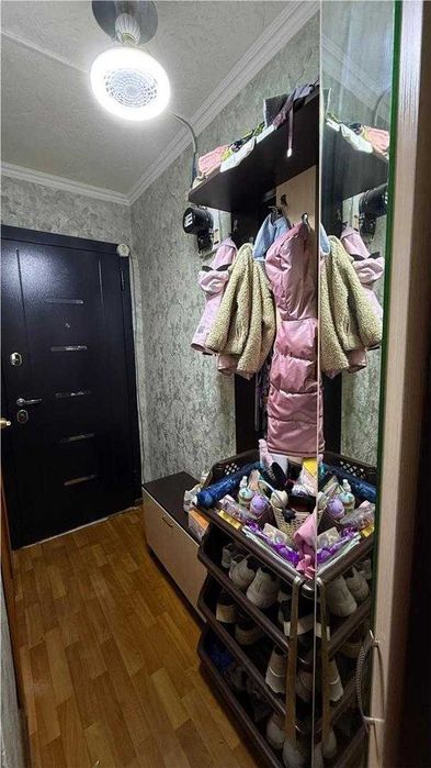 продам 2 комнатную с мебелью