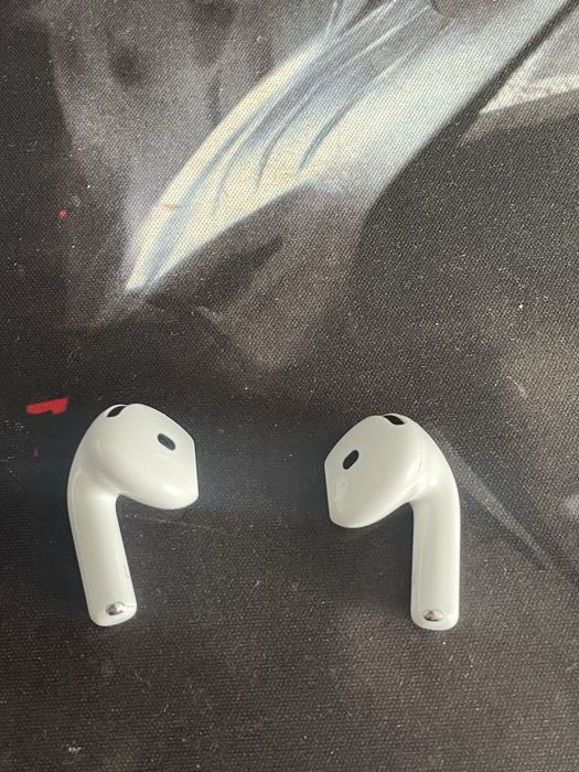 AirPods 4 active noise canceling