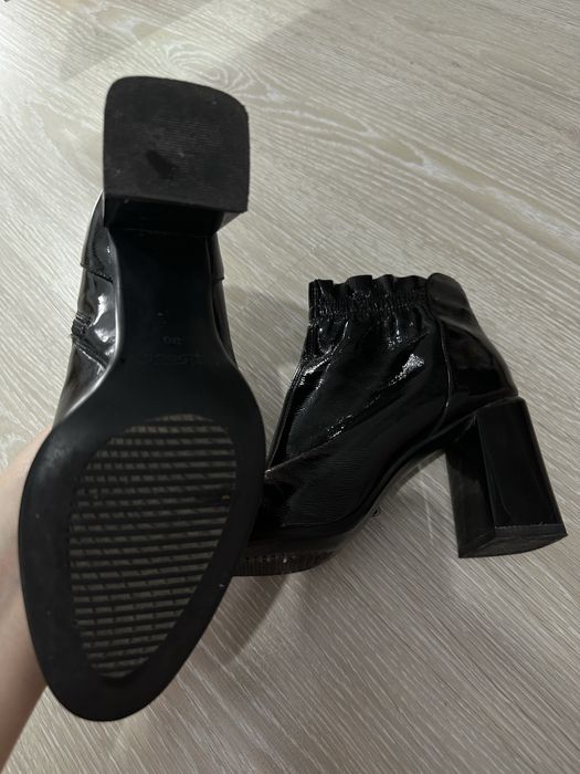 Кожаные лакированные ботильоны