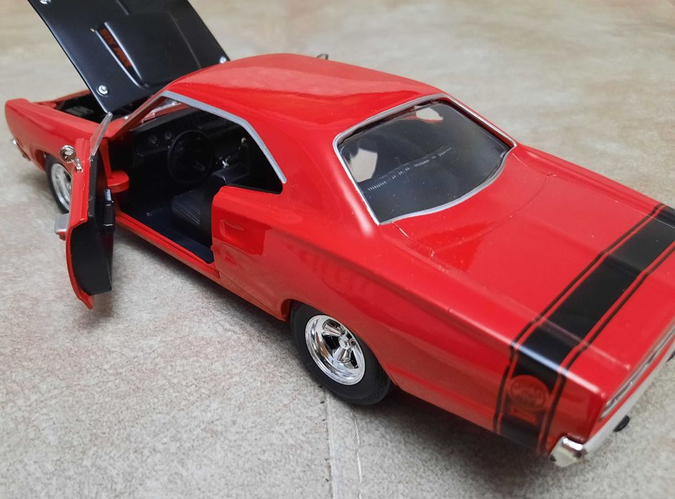 Машинка модель коллекционная