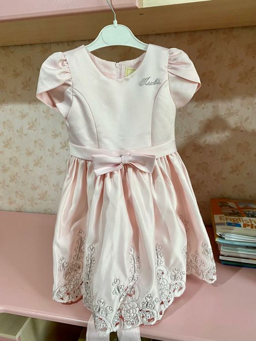 Продам нарядные платья