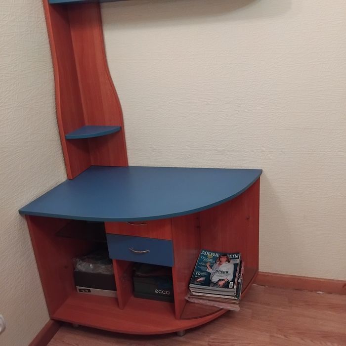 Тумбочка с полочками