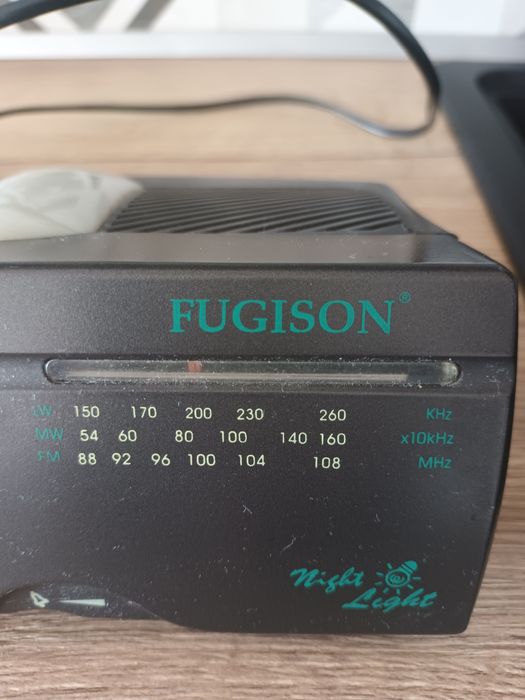 Radio cu benzi AM/FM combinat cu ceas digital