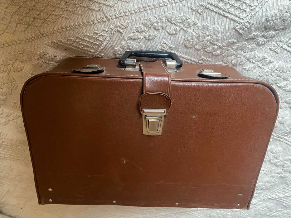 Masina de cusut YANKA portabila cu geanta