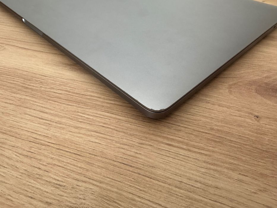 Лаптоп MacBook Pro A1990 15-инча, края на 2018 - Мощен и Надежден