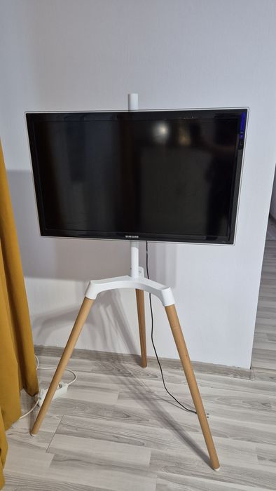 TV Samsung non smart,diagonala 80" cu suport trepied reglabil.