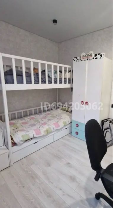 Кровать двух ярусная, деревянная!