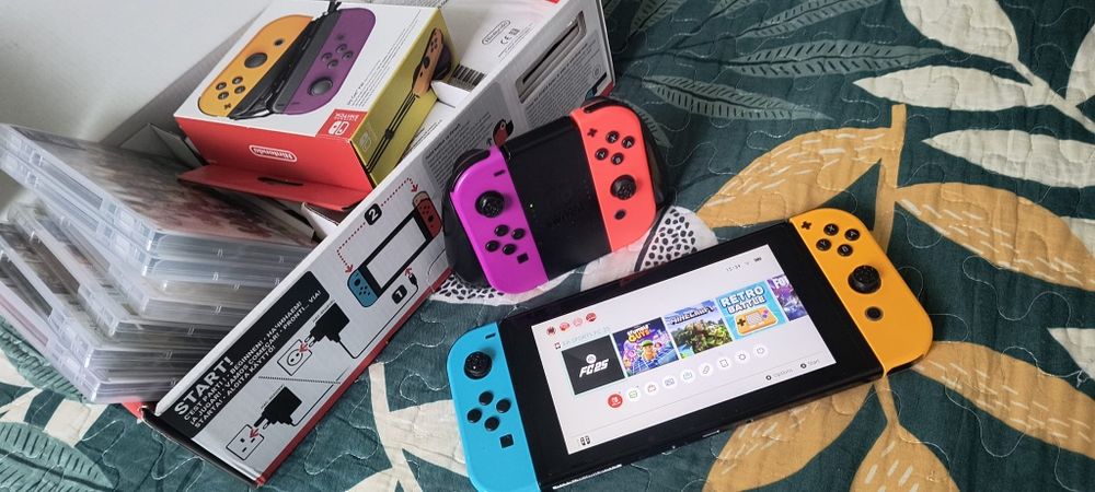Nintendo Consolă Switch  (6 jocuri incluse, 4 Joy-Con, card memorie)
