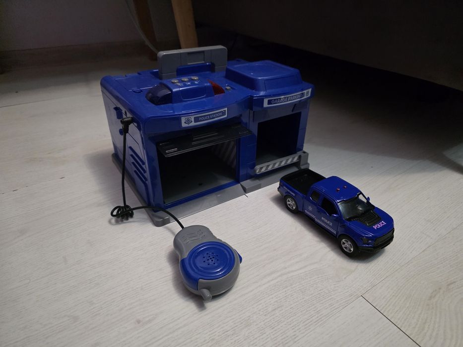 Garaj de politie cu masinuta