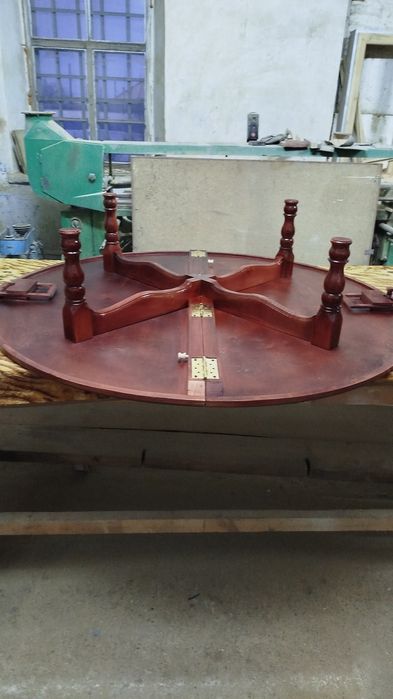 Стол диаметр 148 см.