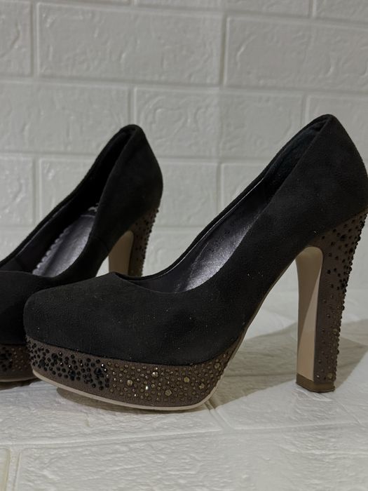 Продам новые туфли замш