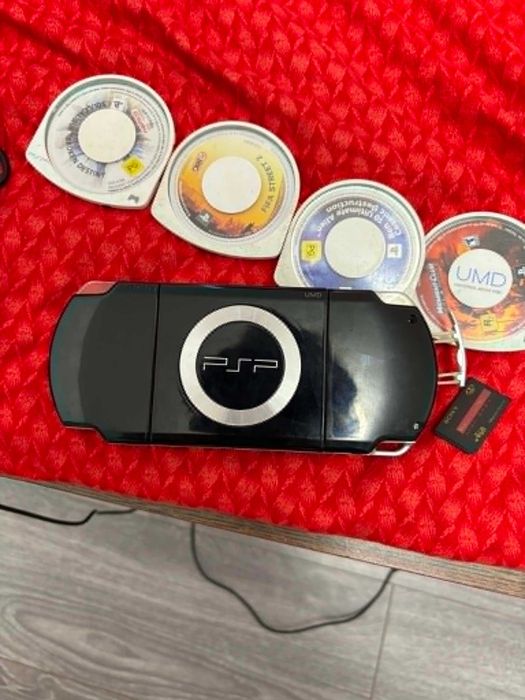 Consola PSP 2004 in stare perfecta + 4 jocuri PSP + 4GB SONY microSD card