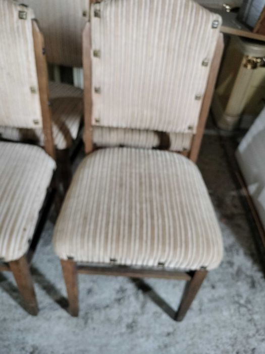 Vand 6 scaune tapitate in catifea