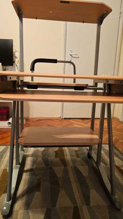 Бюро с няколко рафта, и прибиращ се плот