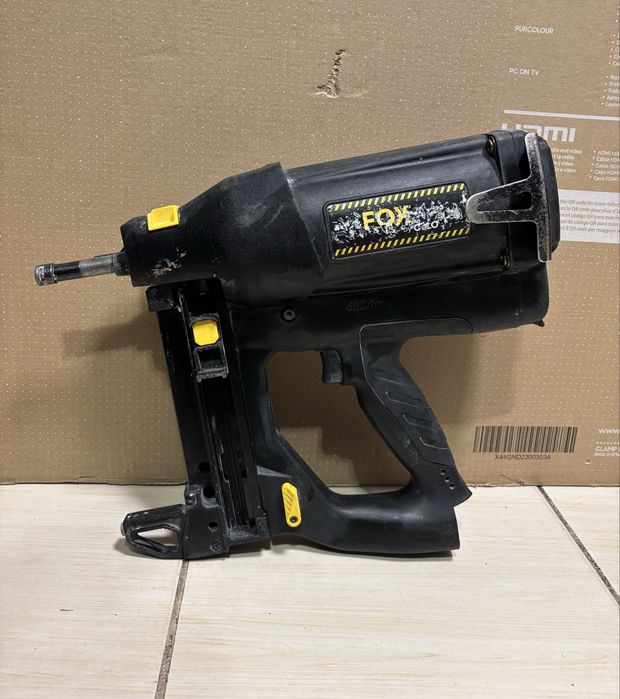 MDM vinde: Pistol de batut cuie Celo Fox 20+2 acumulatori+Incarcator.