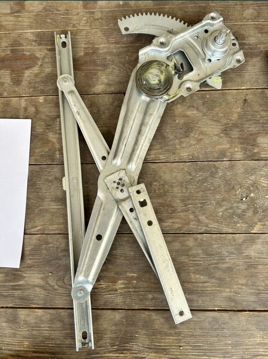 Damas стеклоподемник