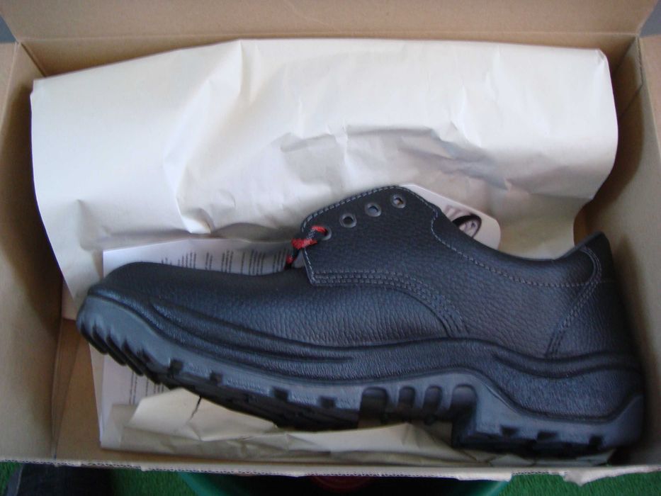 Нови работни обувки Artra 46 номер.