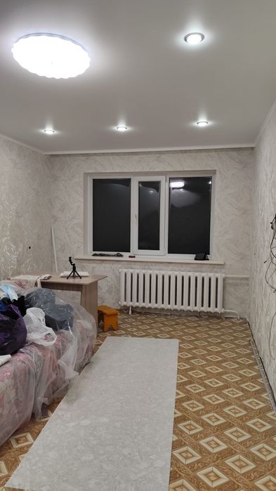 Поклейка обоев и шпаклевка