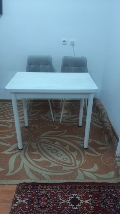 Красивый белый стол