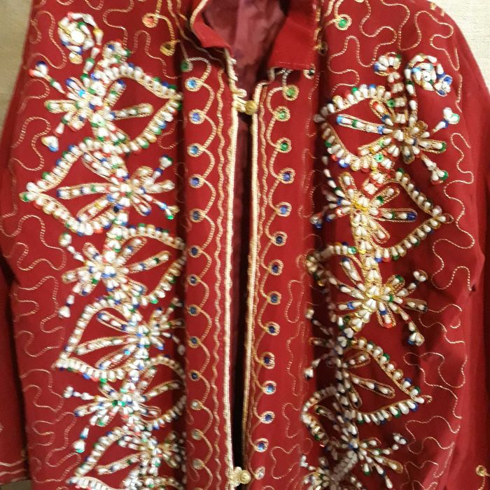 haina  lunga din catifea brodata, cu pietre colorate cusute manual.