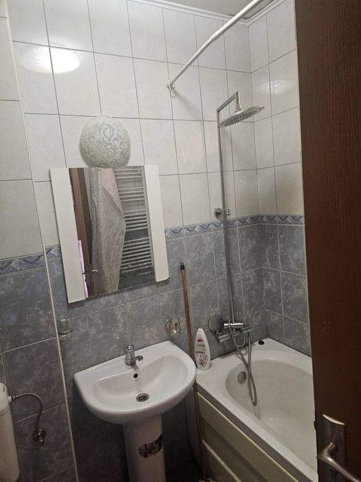 De inchiriat apt 1 canera modern, Reghin in Blocul politiei.