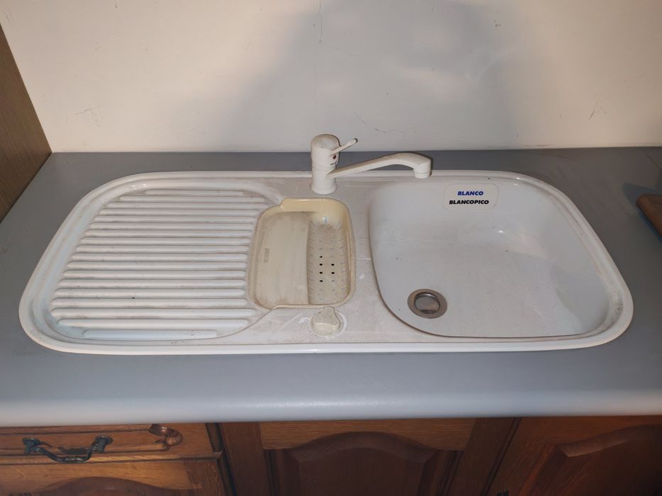 Чисто нова ъглова дъбова кухня с уреди