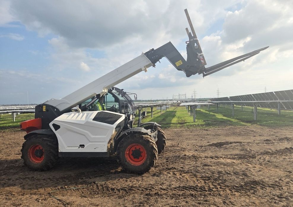 Închiriere Mini Încărcător Șenilat Caterpillar – Servicii Profesionale